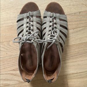 Rockport Tan Sandals Comfortable Strappy Design